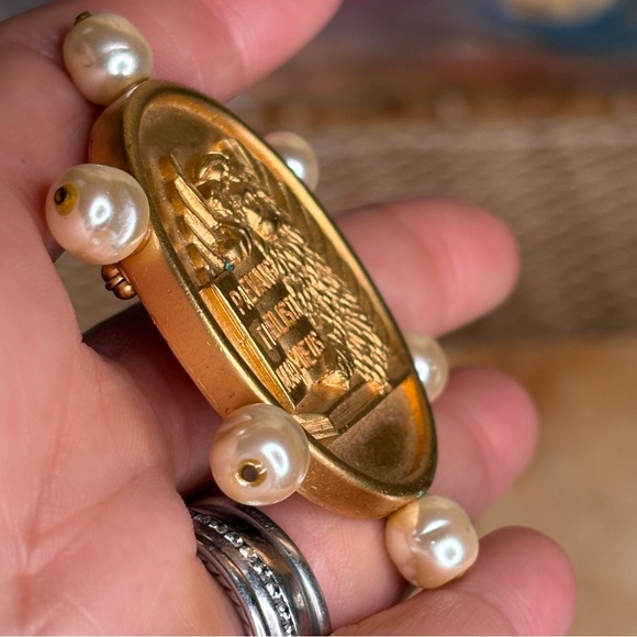 Vintage Ann Hand June 1997 Washington Opera  Winged Lion Gold Tone Pearl Brooch - Picture 8 of 9